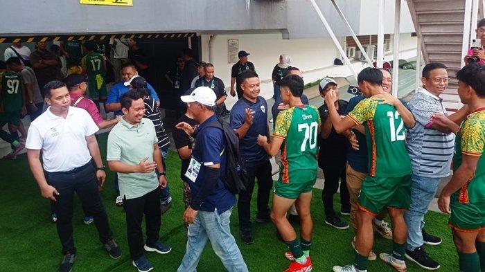CEO PT Digi Sport Asia Anggoro Prajesta menyalami skuat tim Sriwijaya FC usai mengalahkan FC Bekasi City dengan skor 5-3 di Stadion GSJ Palembang pada laga home pamungkas Pegadaian Liga 2 2024/25, Sabtu (4/1/2025).