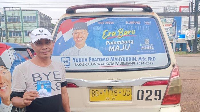 Salah satu angkot yang membranding Bakal Calon Walikota Palembang 2024 Yudha Pratomo Mahyuddin MSc Phd dengan jargonnya