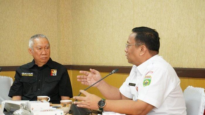 Komisaris Utama PT SOM H Asfan Fikri Sanap berbincang dengan Kadispora Sumsel H Rudi Irawan SSos MSi usai gelaran Rapat Umum Pemegang Saham Luar Biasa (RUPS) PT SOM, Rabu (24/1/2025).