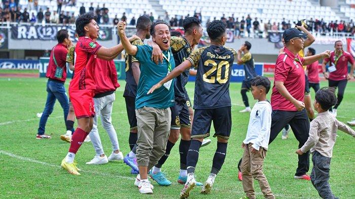 ASISTEN MANAJER SFC - Mohammad David saat menjadi Asisten Manajer Tim Sriwijaya FC meluapkan kegembiraan atas keberhasilan tim lolos degradasi musim lalu di Stadion Gelora Sriwijaya Jakabaring Palembang. David yang kini selaku Asidr Kompetisi III/Kepala Pembina Tim menanggapi Manajemen Sriwijaya FC disindir Sibuk Mempersiapkan Lupa Dengan Yang Mempertahankan. Hal ini lantaran belum kunjung adanya pembayaran tunggakan gaji.