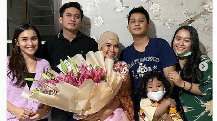 Dulu puji setinggi langit, Umi Kalsum kini justru disebut sindir Adit Jayusman usai batal nikahi Ayu Ting Ting.
