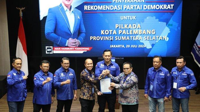 Ketua Umum DPP Partai Demokrat H Agus Harimurti Yudhoyono MSC, MPA, MA resmi menyerahkan Formulir Model B1 KWK kepada bakal calon walikota dan wakil walikota Palembang Yudha Pratomo Mahyuddin-Baharuddin (Yudha-Bahar) di Jakarta, Sabtu (20/7/2024).