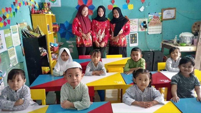 Total bantuan kursi yang didistribuskan CSR PT Tel ke PAUD/KB/TK selama tahap 1-3 yaitu sebanyak 550 set meja dan kursi.