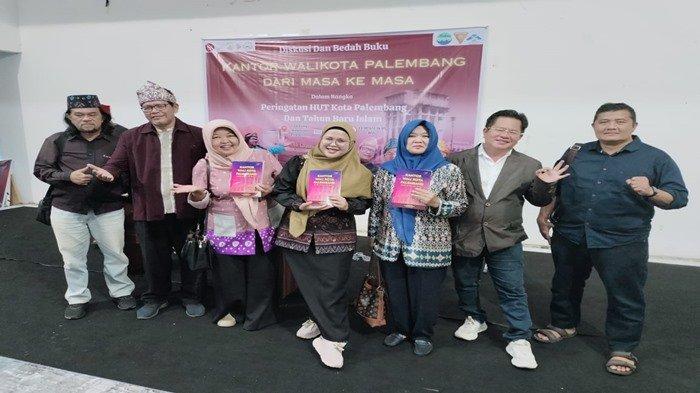 FOTO BERSAMA - Foto bersama usai diskusi dan bedah buku berjudul “Kantor Wali Kota Palembang dari Masa ke Masa”di Gedung Kesenian Palembang, Sabtu (28/6/2025).