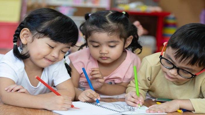 Anak-anak belajar dari rumah