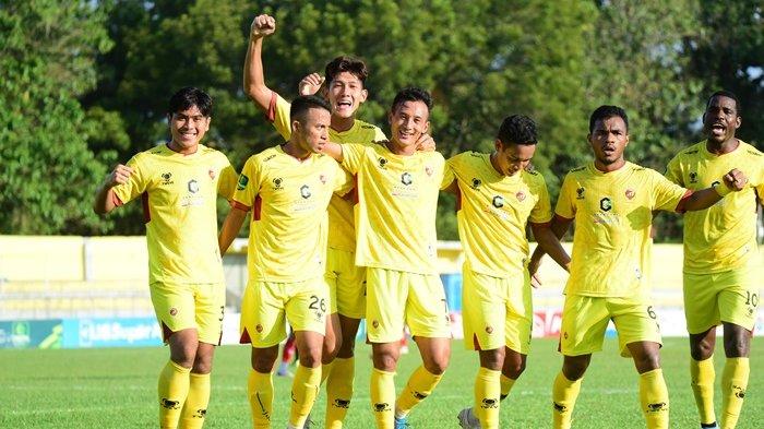 Striker asal negara Buthan Chencho Gyeltshen merayakan gol bersama tim Sriwijaya FC usai bermain imbang 1-1 atas Sada Sumut FC di Stadion Baharoeddin Siregar Lubuk Pakam Deli Serdang, Sumut, Minggu (5/11/2023) sore.