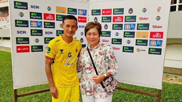 BARENG CHENCHO GYELTSHEN - Dewan Penasehat PT SOM Dr Ratna Mustika (kanan) bersama striker asing Sriwijaya FC asal Bhutan Chencho Gyeltshen musim 2024/25 lalu.