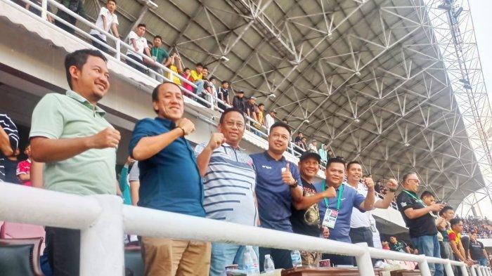Ketua Umum Askot PSSI Palembang Moh David, Kadispora Sumsel Rudi Irawan, CEO PT Digi Sport Asia Anggoro Prajesta, Pj Bupati Empat Lawang Fauzan Khoiri Denin memberikan dukungan semangat dari atas tribun VIP Stadion Gelora Sriwijaya Jakabaring Palembang, Sabtu (4/1/2025). Masing-masing berlomba-lomba memberikan bonus kepada skuat Sriwijaya FC pasca mengalahkan FC Bekasi City 5-3 pada laga home pamungkas Pegadaian Liga 2 2024/25.