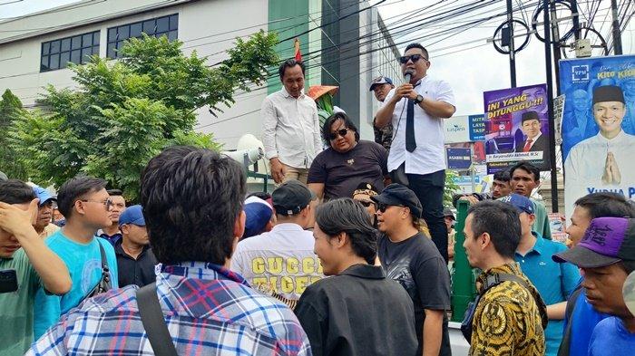 Masyarakat dan wakil murid melakukan aksi di Kantor Ombudsman Perwakilan Sumsel, Kamis (20/6/2024).