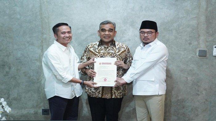 Bakal calon walikota dan wakil walikota Palembang Ratu Dewa dan Prima Salam menerima SK dukungan sekaligus mendapatkan pengarahan dari Sekjen Gerindra Ahmad Muzani, Senin (5/8/2024)