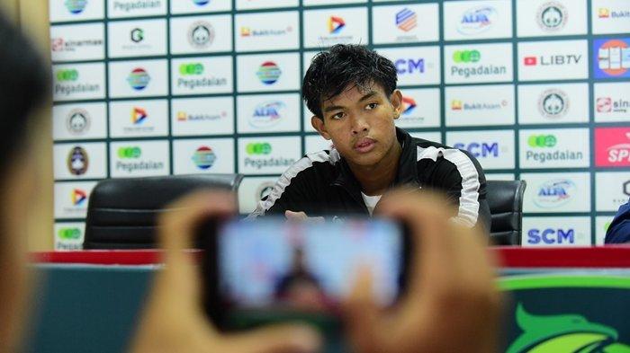 Stoper muda SriwijayaFC Dia Syayid Alhawari pada pre match conference jelang laga menjamu Sada Sumut FC di press room Stadion Gelora Sriwijaya Jakabaring Palembang, Senin (15/1/2024).