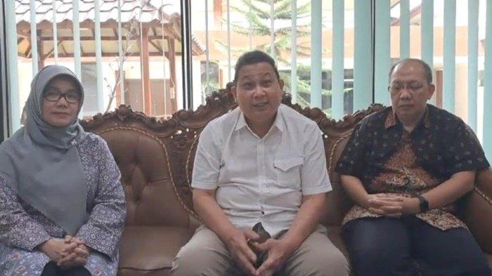 Dekan Fakultas Kedokteran Universitas Sriwijaya dr Syarif Husin (tengah) saat menanggapi kasus penganiayaan terhadap dokter koas, Kamis (12/12/2024)