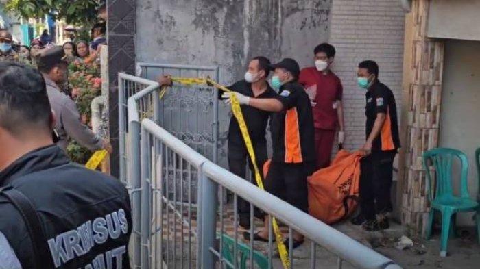 Petugas Suku Dinas Pemakaman Jakarta Utara dan Petugas dari Polres Jakarta Utara sedang mengevakuasi jenazah pria (50) yang ditemukan sudah membusuk di dalam rumah di jalan Balai Rakyat V, Koja, Jakarta Utara, Sabtu (28/10/2023).