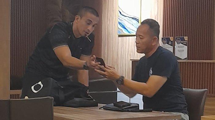 Dirtek PT SOM Indrayadi SE (kanan) berdiskusi persiapan tim dengan pelatih kiper Ferry Rotinsulu di Mess SFC Hotel Majestic Jl Sumpah Pemuda Palembang, Minggu (28/7/2024).