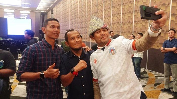 FOTO BARENG NIL - Pelatih kepala Sumsel United FC Nil Maizar mengajak eks Asisten Pelatih Sriwijaya FC Amirul Mukminin dan Mahyadi Panggabean berswafoto usai launching logo, jersey dan pelatih di Hotel Harper Palembang, Sabtu (14/6/2025) malam.