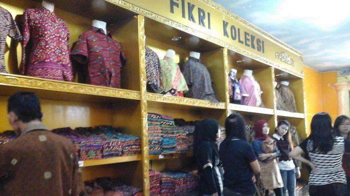 Suasana Galeri Fikri Songket yang ramai oleh pengunjung dari luar kota Palembang, Jumat (19/2/2016).