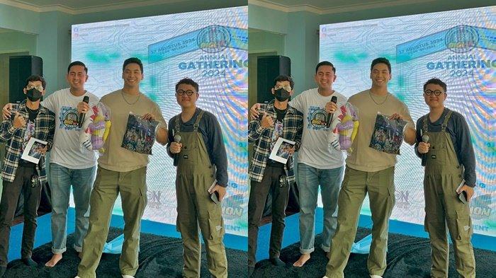 Pemberian kaos komunitas untuk Yoshi Sudarso bersama pemilik Debindo, Vibiadhi Swasti Pradana, pada Annual Gathering dan Turnamen Digimon Terbesar se-Indonesia, 17 Agustus 2024, di Jakarta Selatan.