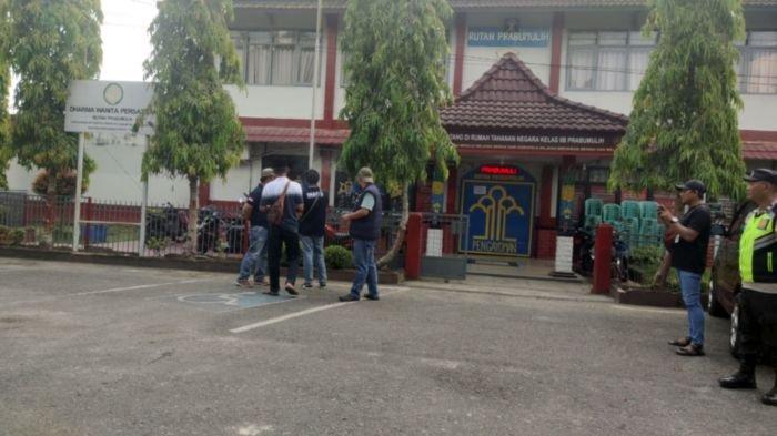 Sejumlah polisi berada di depan gedung Rutan Kelas IIB Prabumulih Provinsi Sumatera Selatan, Jumat (10/5/2024). Seorang tahanan di rutan tersebut ditemukan tewas dalam posisi tergantung.