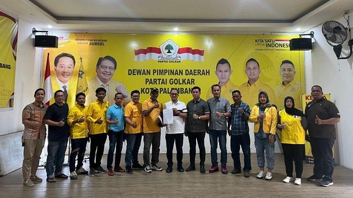 Pimpinan Kecamatan Partai Golkar se-kota Palembang berkomitmen mengusung kader sendiri dalam Pemilihan Kepala Daerah (Pilkada) kota Palembang pada Pemilihan Umum serentak tahun 2024, hal ini disampaikan dalam 4 point pernyataan sikap yang disampaikan oleh Ketua Golkar Kecamatan se-Kota Palembang, di Kantor DPD Golkar Palembang, Senin (12/8/2024).
