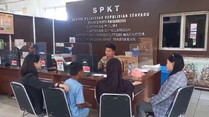 Fauziah melaporkan oknum guru ke Polrestabes Palembang atas dugaan penganiayaan terhadap anaknya, Selasa (13/8/2024)