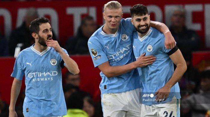 Striker Manchester City asal Norwegia #09 Erling Haaland (tengah) merayakan bersama rekan satu timnya setelah mencetak gol kedua mereka selama pertandingan sepak bola Liga Premier Inggris antara Manchester United dan Manchester City di Old Trafford di Manchester, barat laut Inggris, pada 29 Oktober 2023.
