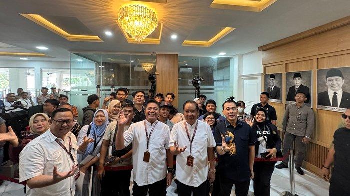 Pasangan Herman Deru-Cik Ujang (HDCU) berfoto bareng tim usai KPU Sumsel menetapkan sebagai Gubernur dan Wakil Gubernur Sumatera Selatan periode 2025-2030.