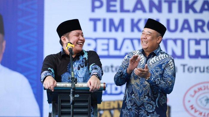 Pasangan bakal calon gubernur Sumsel HDCU (Herman Deru - Cik Ujang) di hadapan para relawannya tertawa lebar menebar kemesraan dan kekompakan.