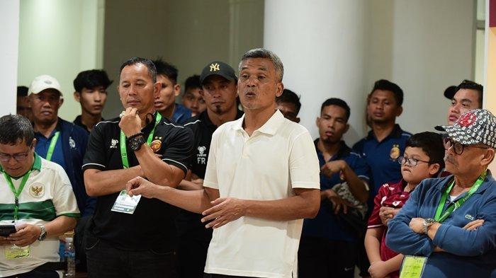 Pelatih Kepala Sriwijaya FC Hendri Susilo (baju putih) memberikan sambutan terakhirnya disaksikan Presiden SFC H Bakti Setiawan SSos MM (kanan), Dirtek SFC Indrayadi SE, Sekretaris PT SOM Faisal Mursyid SH di ruang ganti pemain usai laga SFC vs Perserang Tangerang di Stadion Gelora Sriwijaya Jakabaring Palembang, Jumat (2/2/2024).