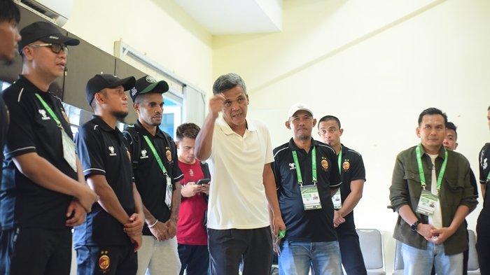 Coach Hendri Susilo bersama Manajer Tim H Hendriasnyah memberikan pengarahjan kepada skuad tim Sriwijaya FC usai menang 1-3 atas Sada Sumut FC di Stadion Baharoeddin Siregar, Lubuk Pakam, Deliserdang, dalam lanjutan Grup A babak play-off kompetisi Pegadaian Liga 2 musim 2023-2024, Minggu (21/1/2024).