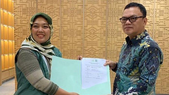 Bakal Calon Walikota Pagaralam Hj. Hepy Safriani, SKM., M.Kes (kiri) bersama Sekretaris DPW Partai Amanat Nasional (PAN) Sumsel Dr H Joncik Muhammad SSi SH MM MH menunjukkan menunjukkan Surat Tugas sebagai Calon Walikota Pagaralam yang diserahkan DPP PKB, Senin (20/5/2024).