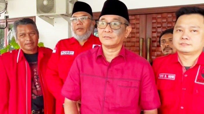 Bupati PALI (Penukal Abab Lematang Ilir) yang juga menjabat Wakil Ketua DPD PDIP Sumsel ini bersama Ketua Tim Penjaringan dan Penyaringan Kepala Daerah dan Wakil Kepala Daerah DPD PDI Perjuangan Sumsel Robby Budi Puruhita setelah dirinya dipanggil Ketua DPD PDI Perjuangan Sumsel HM Giri Ramanda N Kiemas SE MM, Jumat (7/6/2024).