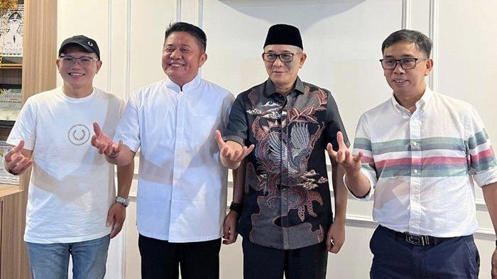 Bupati PALI Dr Ir H Heri Amalindo MM didampingi kuasa hukumnya Firdaus Hasbullah SH MH mendukung calon gubernur Sumsel H Herman Deru SH MM didampingi Juru Bicara HDCU H Alfarenzi Panggarbesi di kediaman pribadi Bupati PALI Dr Ir H Heri Amalindo MM, Simpang Raja, PALI, Kamis (29/8/2024).