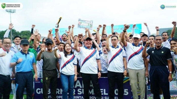 Gubernur Sumatera Selatan, H. Herman Deru, menutup Piala Gubernur Sepak Bola Antar Organisasi Perangkat Daerah (OPD) dan secara resmi membuka Piala Gubernur Sumatera Selatan U-15 yang digelar di Stadion Bumi Sriwijaya (Jumat, 20/6/2025).