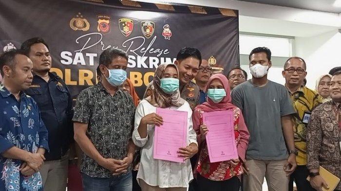Kedua ibu dari bayi yang tertukar di Bogor, Jawa Barat, berpelukan setelah mengetahui hasil tes DNA silang yang diumumkan oleh kepolisian di Mapolres Bogor, Cibinong, Jumat (25/8/2023).