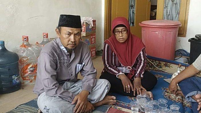 Nurul Afini (49) tak kuasa menyembunyikan raut kesedihan di wajahnya. Sang anak, FAH (23) yang sedang hamil tujuh bulan tewas diduga dibunuh oleh mertua korban di Pasuruan, Jawa Timur.