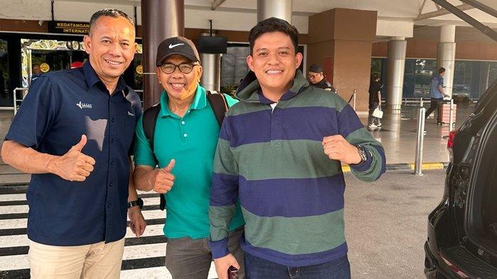Muhammad Rocky Kabid korlap Singa Mania (kanan) bersama Direktur Teknik PT SOM (Sriwijaya Optimis Mandiri) Indrayadi selaku manajemen pengelola klub Sriwijaya FC berfoto bareng menyambut pelatih anyar SFC coach Jafri Sastra di Bandara Sultan Mahmud Badaruddin II Palembang, Senin (22/7/2024) sore.