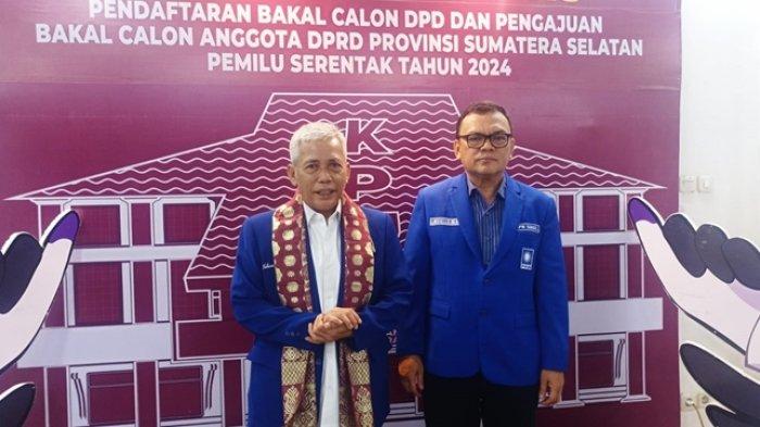 DAMPINGI ISKANDAR - Sekretaris DPW PAN Sumsel DR H Joncik Muhammad SSi SH MM MH (kanan) saat mendampingi Ketua DPW PAN Sumsel H Iskandar SE
