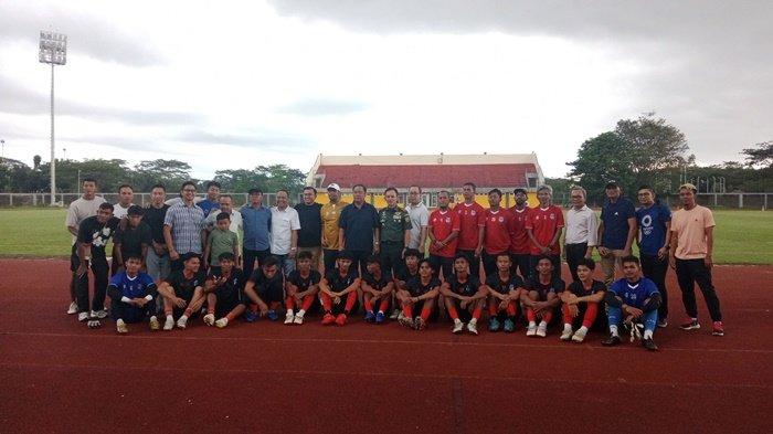Sumsel United FC - Foto bersama jajaran manajemen dan pemain Sumsel United. Latihan perdana Sumsel United, dihadiri oleh jajaran Manajemen Sumsel United seperti Presiden Sumsel United, Cik Ujang, Pangdam II Sriwijaya Mayjen TNI Ujang Darwis, dan Manager Sumsel United, dr Syamsuddin Isaac Suryamanggala, di lapangan atletik, Jakabaring Sport City, pada Senin (23/6/2025).