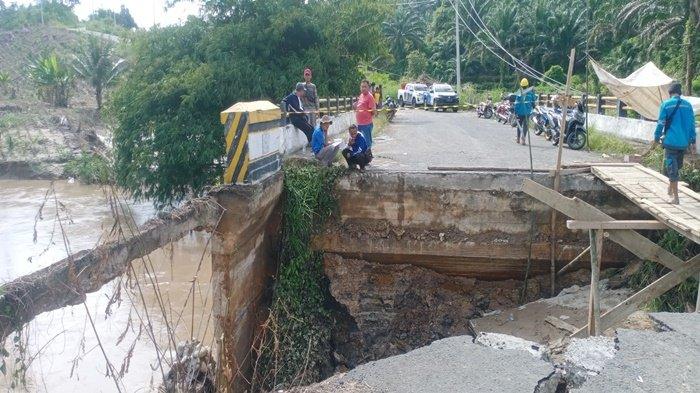 Akses jalan alternatif Muaradua-Baturaja di Wilayah Desa Jagaraga rusak akibat banjir bandang yang terjadi, Kamis 23/5/2024).