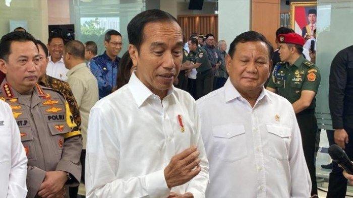 Presiden Jokowi didampingi Menteri Pertahanan Prabowo Subianto