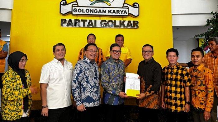 Wakil Ketua DPP Partai Golkar yang juga Koordinator Bidang Bidang Pemenangan Pemilu Ahmad Doli Kurnia didampingi Ketua DPD Golkar Sumsel Bobby Adhityo Rizaldi SE Ak MBA dan Bapillu DPD Golkar Sumsel Yudha Novanza Utama (Yuda Bule) resmi menyerahkan SK DPP Partai Golkar Form B1KWK kepada pasangan Joncik Muhammad dan A Rifai, Senin (5/8/2024).