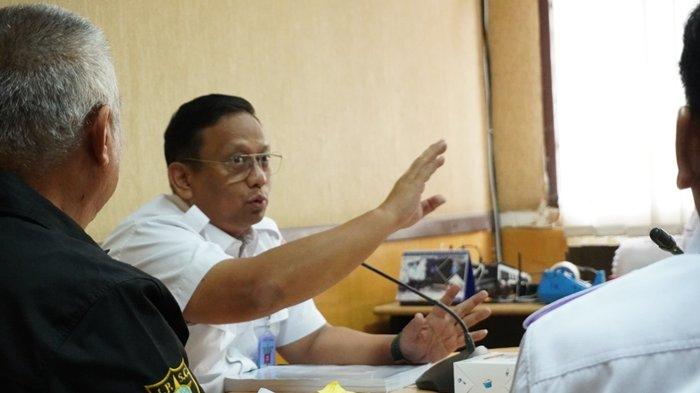 Kadispora H Rudi Irawan SSos MSi ditunjuk Pj Gubernur Sumsel memfasilitasi rapat pembahasan tentang pemegang saham PT Sriwijaya Optimis Mandiri dan kepengurusan Sriwijaya FC di ruang rapat Dispora Sumsel, Rabu (24/1/2024).