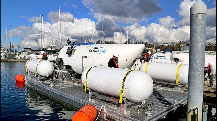 Kru perusahaan OceanGate menyiapkan kapal selam Titan untuk ekspedisi ke bangkai kapal Titanic.