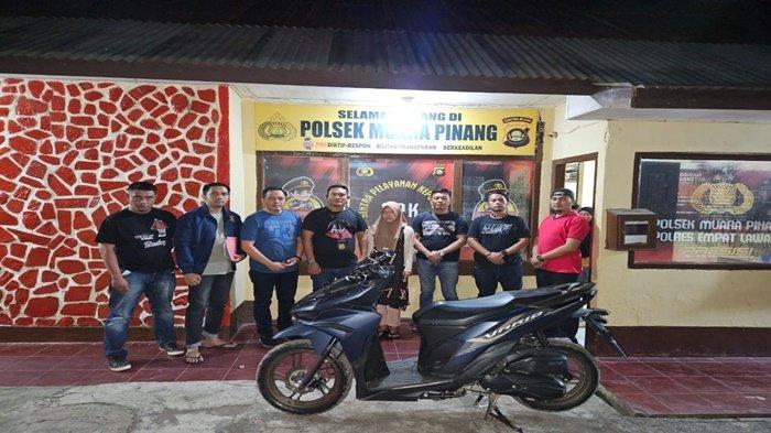 Jatanras Polda Sumsel mengamankan PT karyawati distro dan barang bukti motor korban milik pegawai koperasi yang tewas dibunuh dan jasadnya dicor semen, Sabtu (29/6/2024)