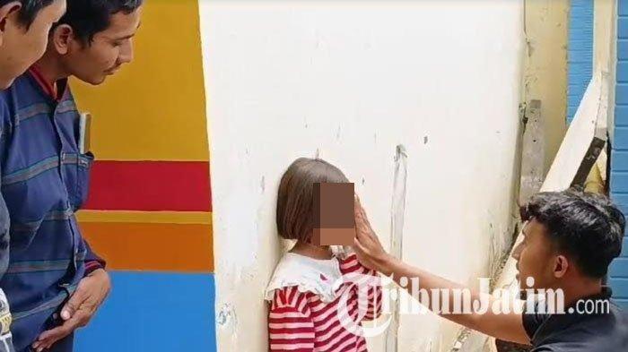 SA, siswi kelas 2 SD di Gresik, Jawa Timur, yang mengalami kebutaan usai dicolok tusuk pentol oleh teman sekolahnya, bersama Unit PPA Satreskrim Polres Gresik, Sabtu (16/9/2023).