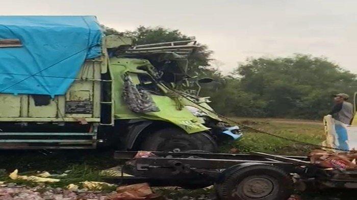 Kecelakaan melibatkan truk fuso jenis Hino dengan mobil box bermuatan air mineral terjadi di Jalan Lintas Palembang-Prabumulih tepatnya di jalan Raya Karang Endah, Kecamatan Gelumbang, Kabupaten Muara Enim, Jumat (11/10/2/2024).