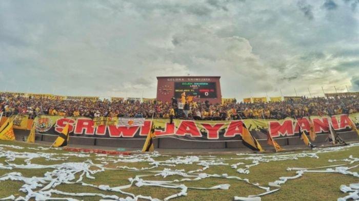 Kelompok Suporter Sriwijaya Mania (S-Man) memberikan dukungan di setiap laga Sriwijaya FC.