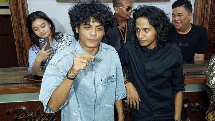 VADEL MINTA DAMAI - Vadel Badjideh ingin ajak Nikita Mirzani dance bareng, ditemui di Polres Metro Jakarta Selatan, Jumat (4/10/2024). Ingin damai, keluarga Vadel Badjideh bakal cabut laporan Nikita Mirzani