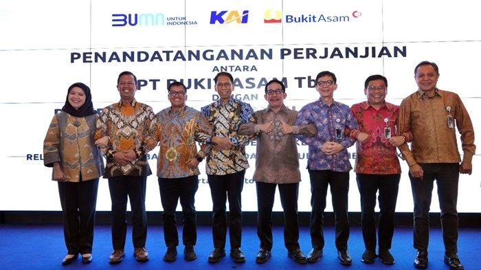 Penandatanganan perjanjian kerjasama dilakukan oleh Direktur Utama KAI, Didiek Hartantyo dan Direktur Utama PTBA, Arsal Ismail di Jakarta Railway Center (JRC), Jakarta Pusat, Kamis (12/10/2023).