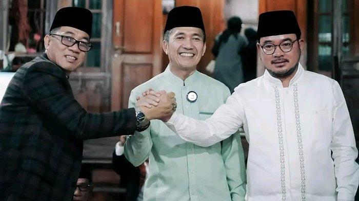 Ketua Tim Pemenangan Ratu Dewa-Prima Salam (RDPS) Dr H Ahmad Zulinto SPd MM (kiri).